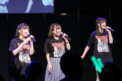 「ワイズマンのテーマ」を歌唱する鬼頭明里、真野あゆみ、原田彩楓。