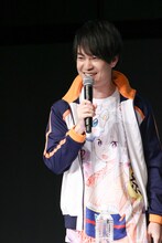 エミリアのTシャツを着て登場した小林裕介。