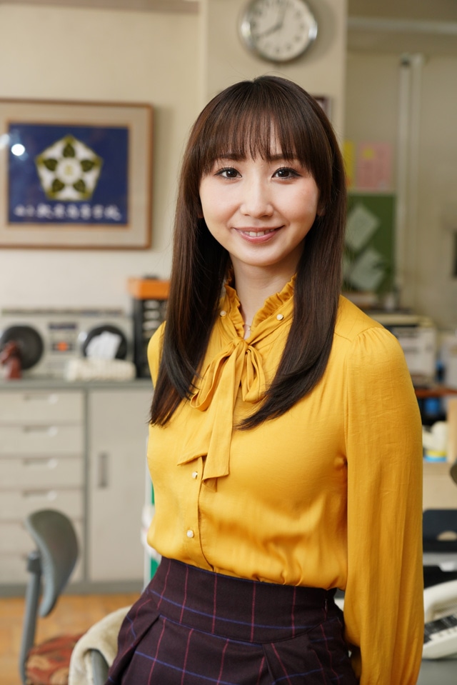 愛原実花扮する山口先生。