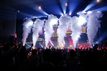 「ワンパンマン マジ学園祭」JAM Projectによるライブの様子。