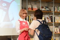 来場者たちに名刺を渡す最上もが。