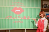 「ぺちゃくちゃ書店」のイベントより、1日店長を務めた最上もが。