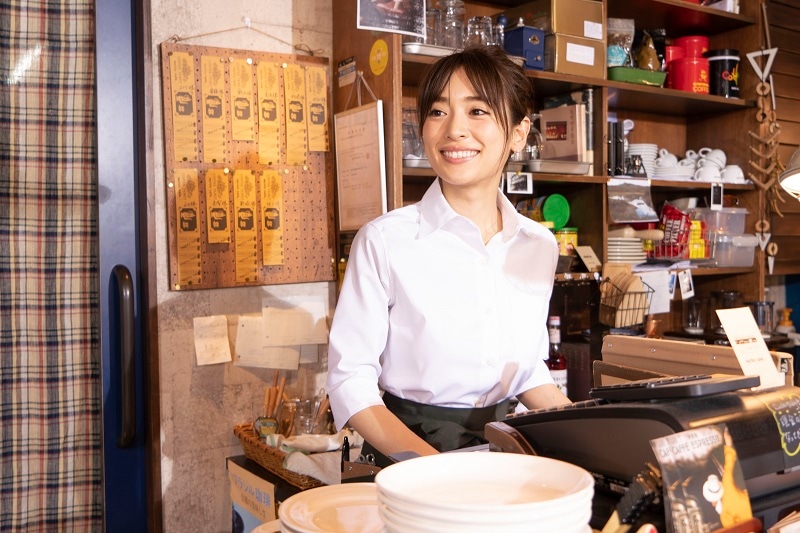 泉里香扮する柏木ナナセ。