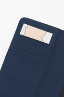 手帳型スマートフォンケースの骸。