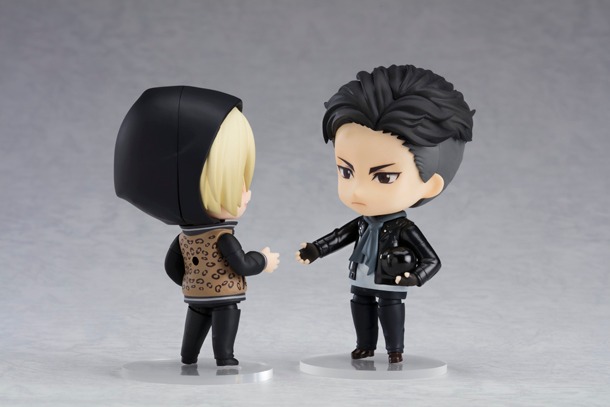 「ねんどろいど オタベック・アルティン」と別売りの「ねんどろいど ユーリ・プリセツキー 私服Ver.」を並べた様子。