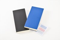 「ほぼ日手帳weeks MEGA」限定デザインの「スニーカー」。