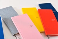 「ほぼ日手帳weeks MEGA」のラインナップ。