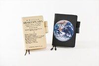 左から「シェイクスピア［オリジナル］」、「The Blue Marble［オリジナル］」。