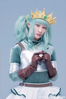 潮紗理菜扮する二葉さな。