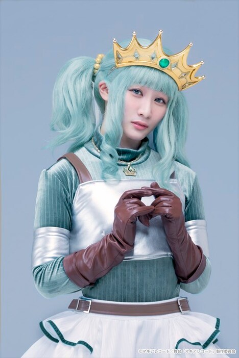 潮紗理菜扮する二葉さな。