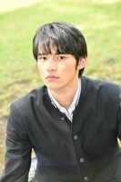 岡田健史扮する黒岩晶。(c)TBS