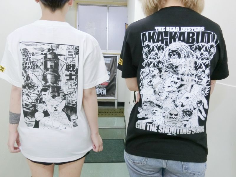 「白い戦士ヤマト（闘犬バニラホワイト）」と「銀牙 -流れ星 銀-（抜刀牙ブラック）」の着用イメージ。