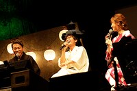 左から喜安浩平、石井真、松本まりか。