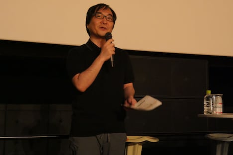 司会の佐藤大。