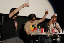 上映イベントの様子。左から司会の佐藤大、渡辺信一郎監督、音楽プロデューサーの佐々木史朗。