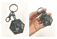 「エヴァンゲリオン、初号機リフトオフ！」フェアの対象商品の一部である「メタルキーホルダー／初号機」。