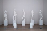 「ジョジョの奇妙な冒険」と森永邦彦のコラボ作品「WEAR THE POSING, WEAR THE STAND」。(c)荒木飛呂彦＆LUCKY LAND COMMUNICATIONS／集英社 (c)ANREALAGE