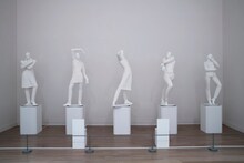 「ジョジョの奇妙な冒険」と森永邦彦のコラボ作品「WEAR THE POSING, WEAR THE STAND」。(c)荒木飛呂彦＆LUCKY LAND COMMUNICATIONS／集英社 (c)ANREALAGE