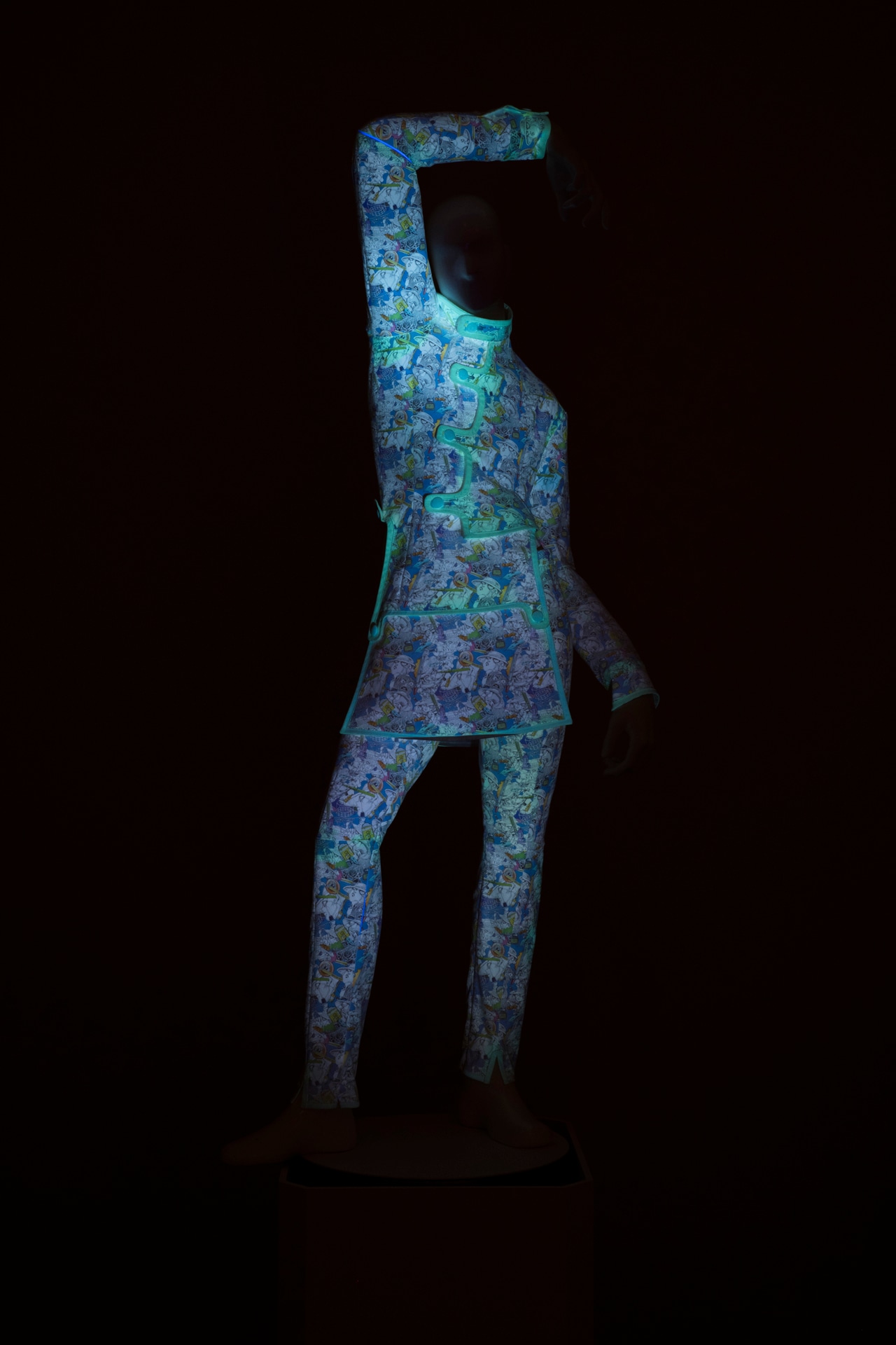 「ジョジョの奇妙な冒険」と森永邦彦のコラボ作品「WEAR THE POSING, WEAR THE STAND」。(c)荒木飛呂彦＆LUCKY LAND COMMUNICATIONS／集英社 (c)ANREALAGE