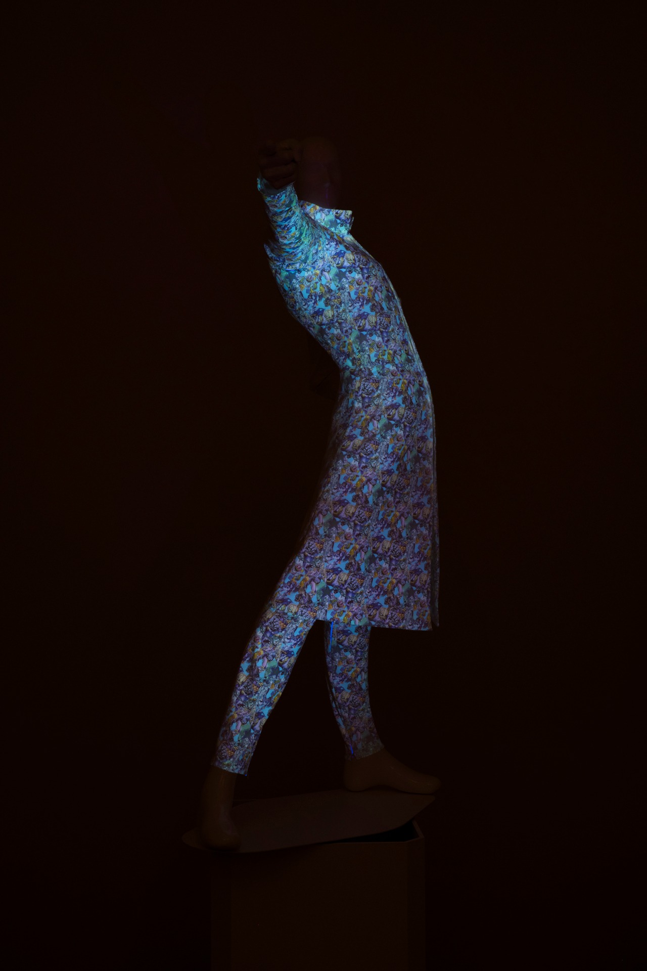 「ジョジョの奇妙な冒険」と森永邦彦のコラボ作品「WEAR THE POSING, WEAR THE STAND」。(c)荒木飛呂彦＆LUCKY LAND COMMUNICATIONS／集英社 (c)ANREALAGE