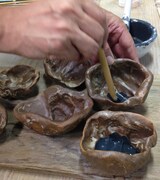 「げんこつ小鉢」の制作風景。