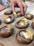 「わびさびワサビ入れ」の制作風景。