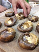 「わびさびワサビ入れ」の制作風景。