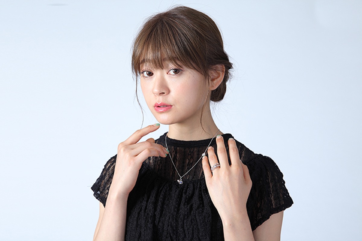 文月海をモチーフにしたファッションアイテムの着用例。