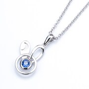 文月海モデルのネックレス。