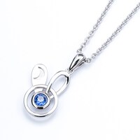 文月海モデルのネックレス。