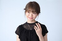 葉月陽をモチーフにしたファッションアイテムの着用例。