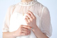 如月恋をモチーフにしたファッションアイテムの着用例。