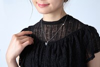 水無月涙をモチーフにしたファッションアイテムの着用例。