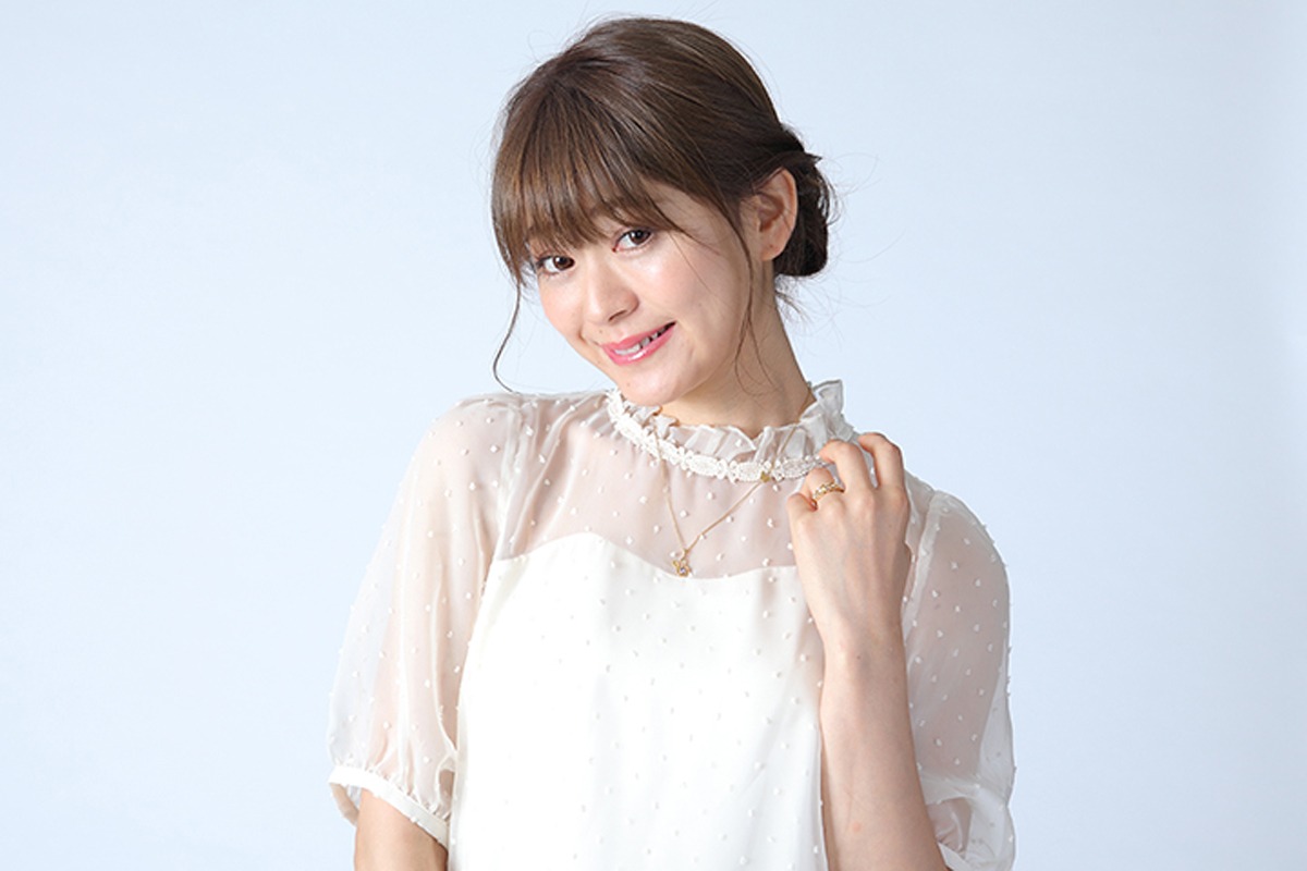 睦月始をモチーフにしたファッションアイテムの着用例。