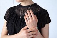 長月夜をモチーフにしたファッションアイテムの着用例。