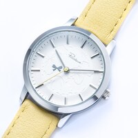 長月夜モデルの腕時計。