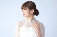 皐月葵をモチーフにしたファッションアイテムの着用例。