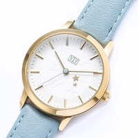 皐月葵モデルの腕時計。