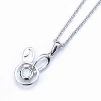 霜月隼モデルのネックレス。