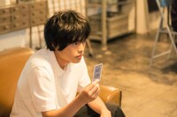 ドラマ「スーパーチューナー／異能機関」より、堀江瞬演じる芝太一。