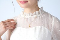 卯月新をモチーフにしたファッションアイテムの着用例。