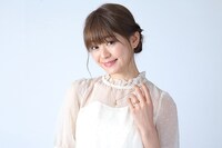 弥生春をモチーフにしたファッションアイテムの着用例。