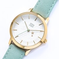 弥生春モデルの腕時計。