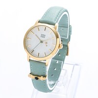 弥生春モデルの腕時計。