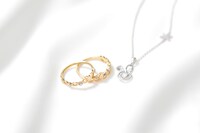 アニメ「ツキウタ。THE ANIMATION」を題材にしたネックレスとリング。