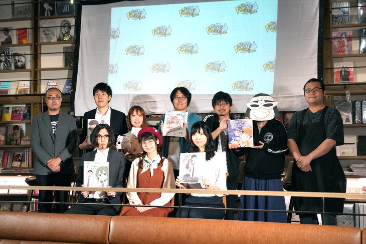 前列左から「先輩がうざい後輩の話」の担当編集、鹿目凛、「来世は他人がいい」の担当編集。後列左からダ・ヴィンチの関口靖彦編集長、「極主夫道」の担当編集、「おじさまと猫」の担当編集、「Dr.STONE」の担当編集、「錦田警部はどろぼうがお好き」の担当編集、かんばまゆこ、TSUTAYA書店員の栗俣力也氏。