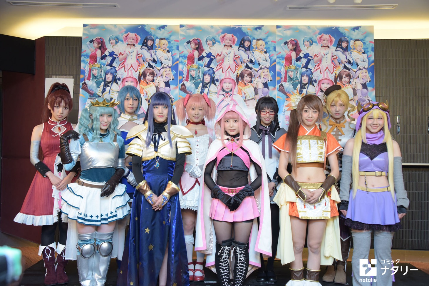 「舞台『マギアレコード 魔法少女まどか☆マギカ外伝』」会見の様子。前列左から二葉さな役の潮紗理菜、七海やちよ役の佐々木美玲、環いろは役の柿崎芽実、由比鶴乃役の富田鈴花、深月フェリシア役の渡邉美穂。後列左から佐倉杏子役の齊藤京子、美樹さやか役の金村美玖、鹿目まどか役の丹生明里、暁美ほむら役の河田陽菜、巴マミ役の加藤史帆。