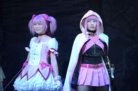 左から丹生明里演じる鹿目まどか、柿崎芽実演じる環いろは。