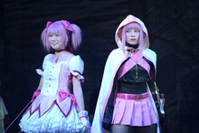 左から丹生明里演じる鹿目まどか、柿崎芽実演じる環いろは。