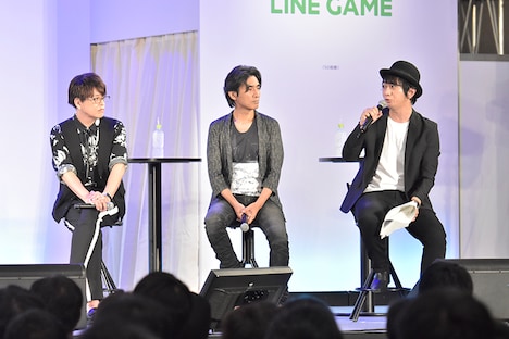 左から緑川光、河森正治、上町裕介。